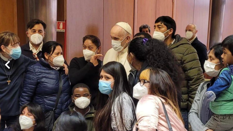 Imagem de Papa saúda sem-abrigo vacinados no Vaticano