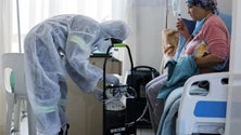 Imagem de Hospitalizações diminuem até 45% em infetados com a variante Ómicron