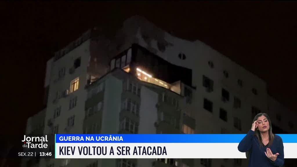 Ataque russo em Kiev. Edifício residencial foi parcialmente destruído