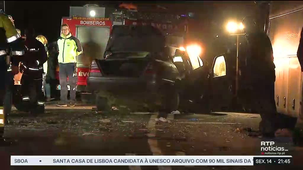 Dois mortos em acidente entre dois carros e um autocarro em Reguengos