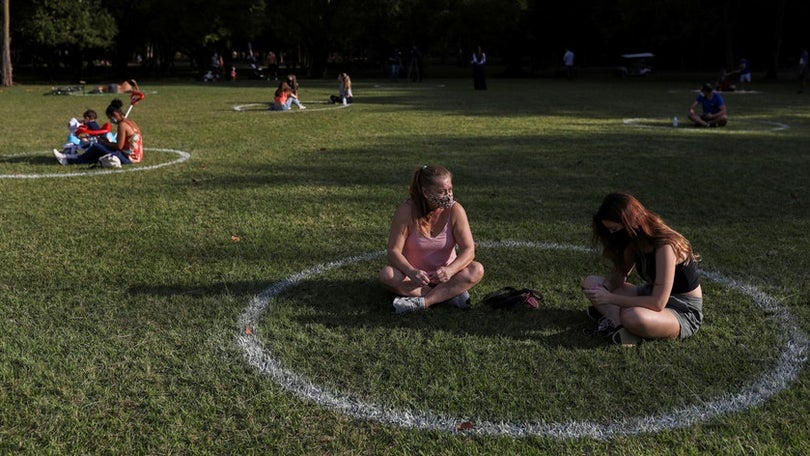 Estudo sugere que distância de dois metros é arbitrária e ineficaz por si só