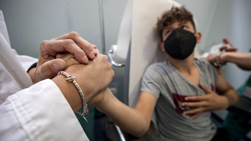 Imagem de Pediatras divididos sobre vantagens de vacinar crianças