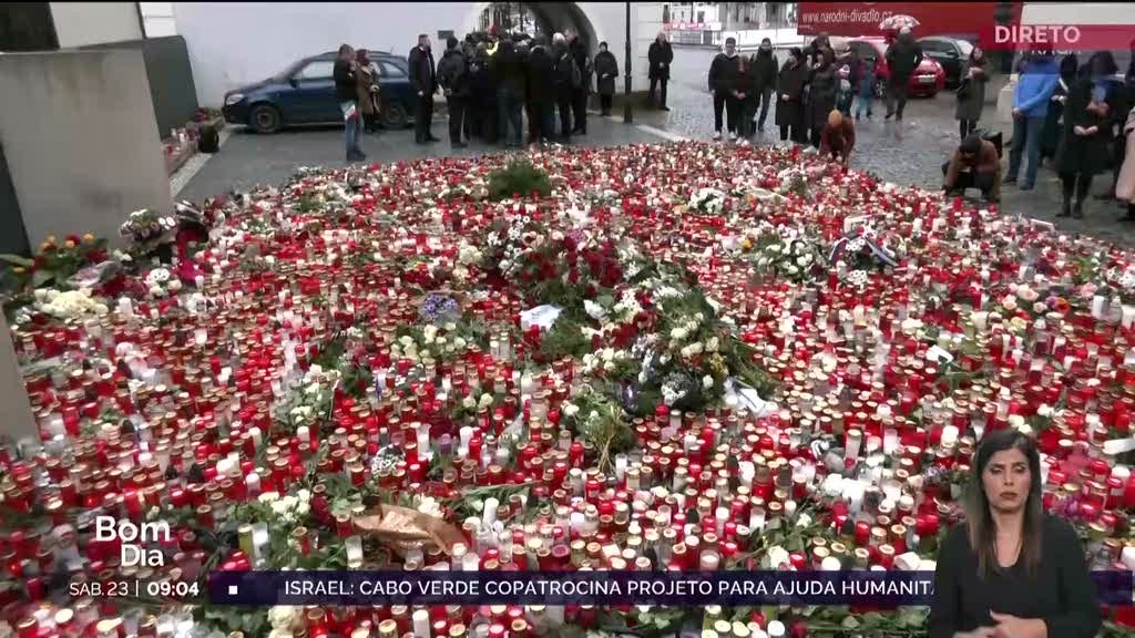 Centenas de velas homnageiam vítimas de ataque em Praga