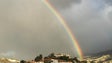 Imagem de Madeira com aviso amarelo para chuva e vento forte
