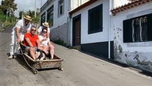 Imagem de Milhares de turistas descem o Monte nos carros de cesto (vídeo)