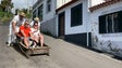Imagem de Milhares de turistas descem o Monte nos carros de cesto (vídeo)