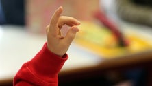 Imagem de Crianças com problemas de audição têm mais dificuldades em aprender a ler