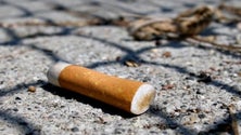 Imagem de Atirar beatas de cigarros para o chão custa a partir de hoje entre 25 e 250 euros de multa