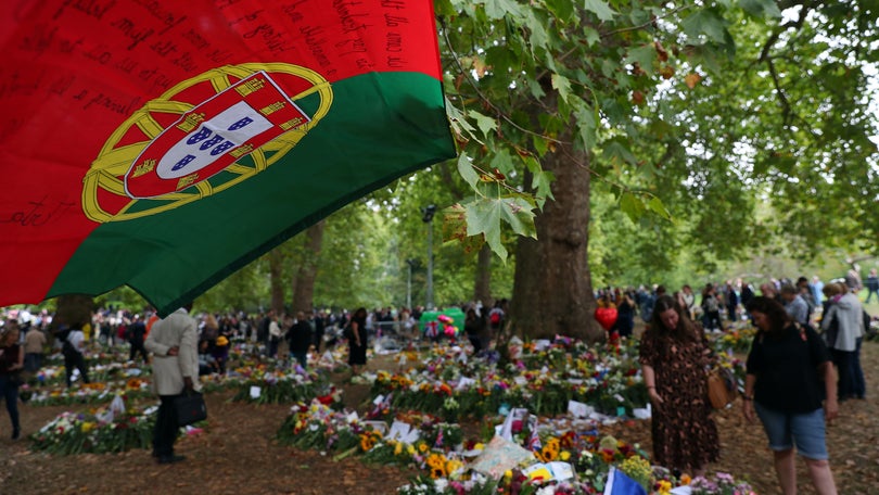 Imagem de Isabel II: Portugueses somam-se a multidão em Buckingham