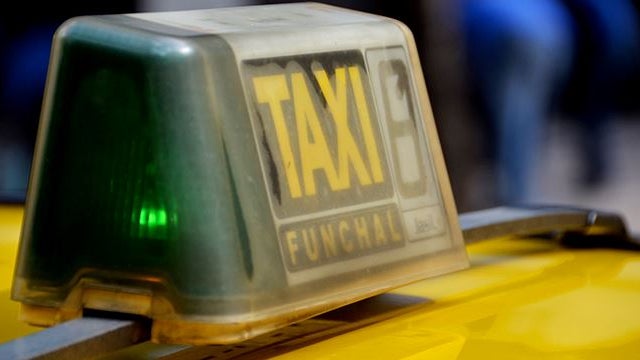 Contingentes e poucos concursos para licenças restringem oferta de táxis