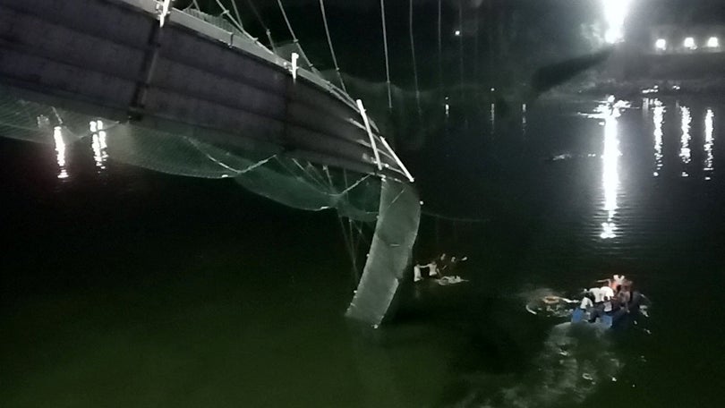 Pelo menos 35 mortos em queda de ponte suspensa na Índia