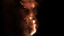 Imagem de Incêndio no Lugar de Baixo em zona de difícil acesso (vídeo)