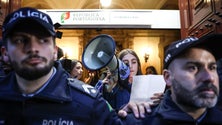Imagem de Jovens colam-se ao Ministério da Economia após reunião com ministro