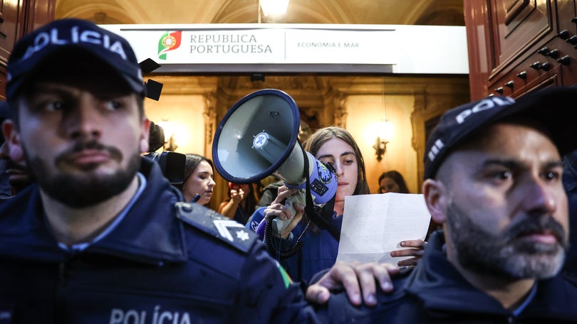 Jovens colam-se ao Ministério da Economia após reunião com ministro