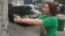 Imagem de Deputada «bolsonarista» persegue homem com arma nas mãos (vídeo)