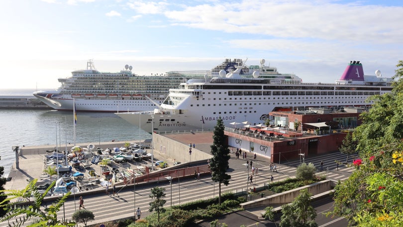 Imagem de Funchal com uma estreia e um navio posicionado na rota das ilhas atlânticas
