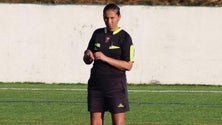 Imagem de Árbitra socorre futebolista inanimado e outro com três paragens cardíacas