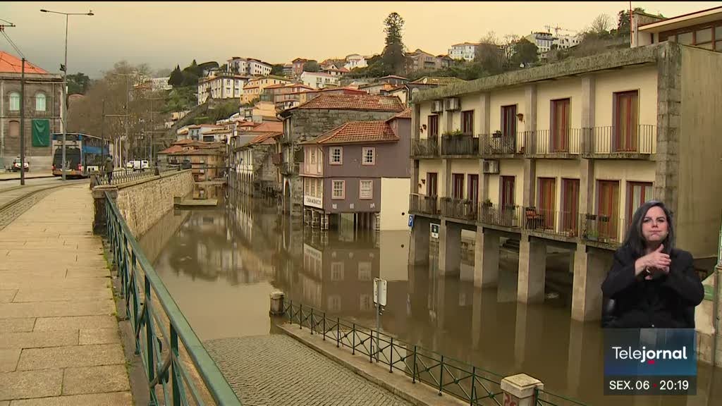 Imagem de Douro transbordou as margens do Porto e de Vila Nova de Gaia