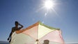 Imagem de Banhistas cientes dos perigos provocados pela exposição ao sol