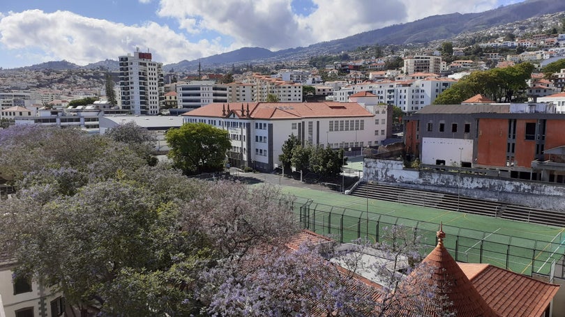 Céu nublado e pequena descida da temperatura