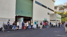 Imagem de Fila longa no Centro de Vacinação do Funchal