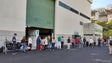 Imagem de Fila longa no Centro de Vacinação do Funchal