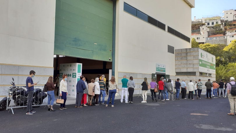 Imagem de Fila longa no Centro de Vacinação do Funchal