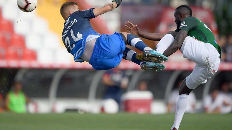 Imagem de Um adepto detido no final do jogo nas Aves