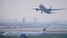 Imagem de Avião com 133 pessoas a bordo cai no sudoeste da China