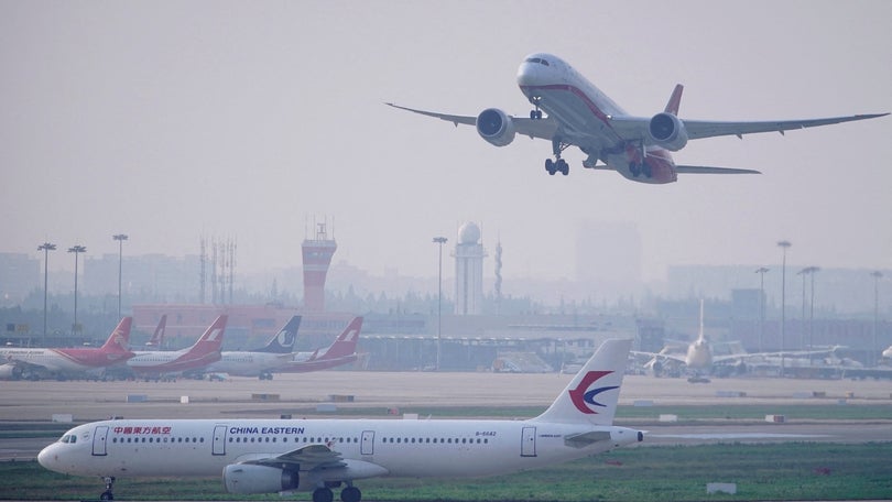 Imagem de Avião com 133 pessoas a bordo cai no sudoeste da China