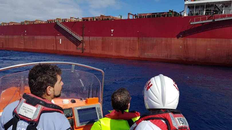 Imagem de Tripulante filipino resgatado de navio na Madeira