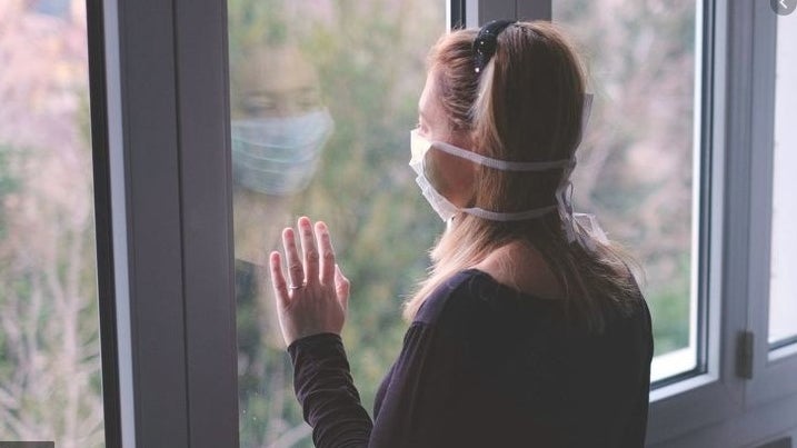Imagem de Covid-19: Isolamento passa de 14 para 10 dias nos casos assintomáticos ou com sintomas ligeiros