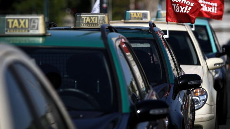 Táxis e TVDE podem transportar no máximo dois passageiros