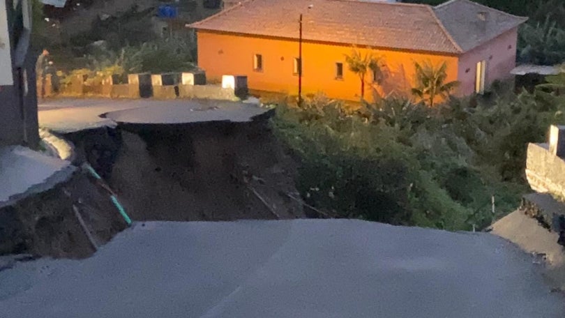 Imagem de Estrada de acesso à freguesia do Porto da Cruz desabou