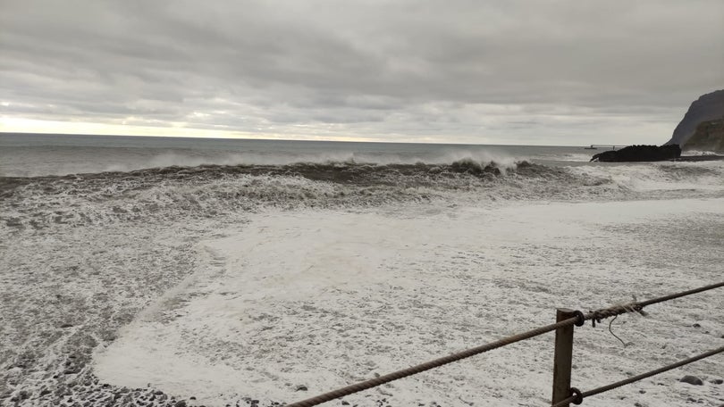 Imagem de Dez distritos do continente e Madeira sob aviso amarelo devido à agitação marítima