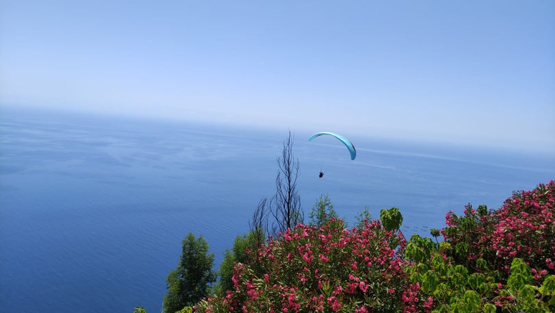 Acidente de parapente na Madalena do Mar mobiliza 12 bombeiros