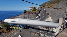 Imagem de Passagem das eólicas na rotunda do Arco da Calheta (Vídeo)