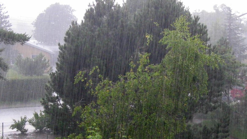 Céu muito nublado com ocorrência de períodos de chuva