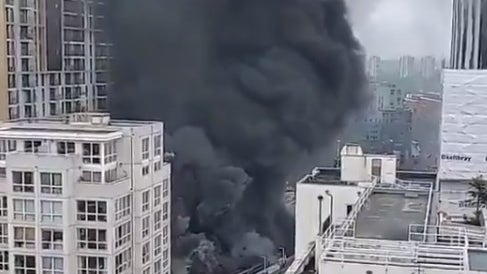 Imagem de Bombeiros combatem incêndio no centro de Londres