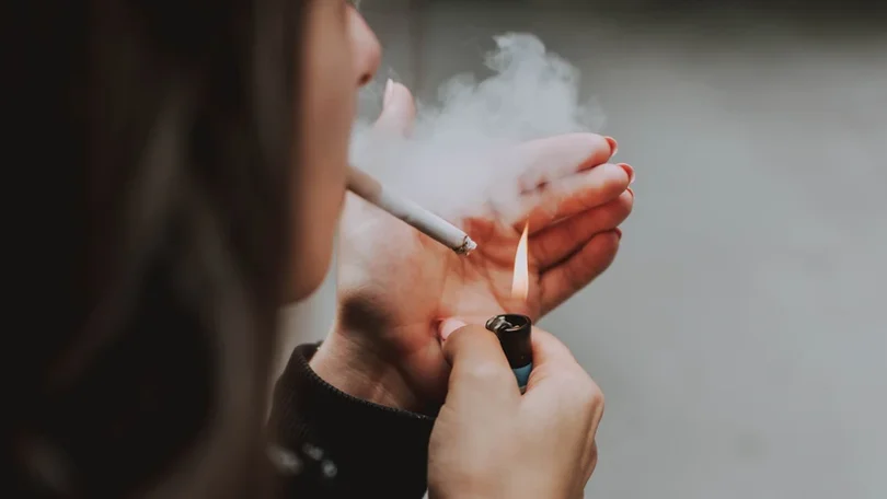 Imagem de Nova lei proíbe fumar em piscinas, mas prevê exceções em serviços psiquiátricos e cadeias