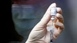 Quase metade dos adultos recebeu uma dose da vacina