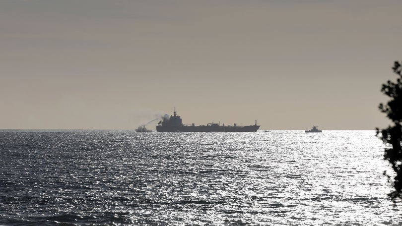 Imagem de Navio que se incendiou ao largo do Porto será rebocado para Leixões