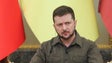 Imagem de Zelensky discursa no parlamento com relações bilaterais marcadas por apoio e uma crítica
