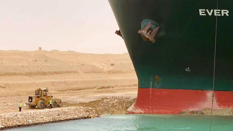 Imagem de Navio encalhado no Canal do Suez começou a flutuar