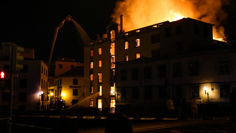 Incêndio junto ao Largo do Pelourinho