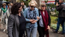 Imagem de Vítimas e famílias participam em cerimónia de homenagem