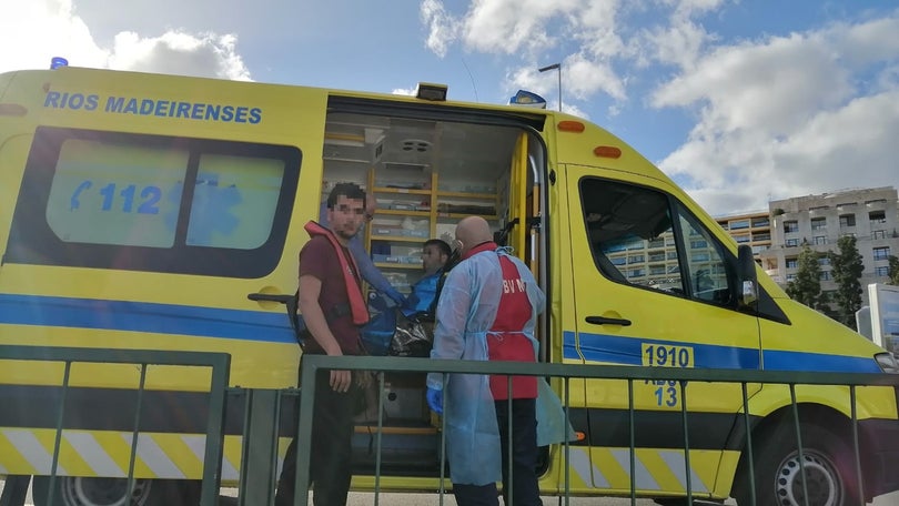 Imagem de Dois jovens resgatados na praia Formosa no Funchal