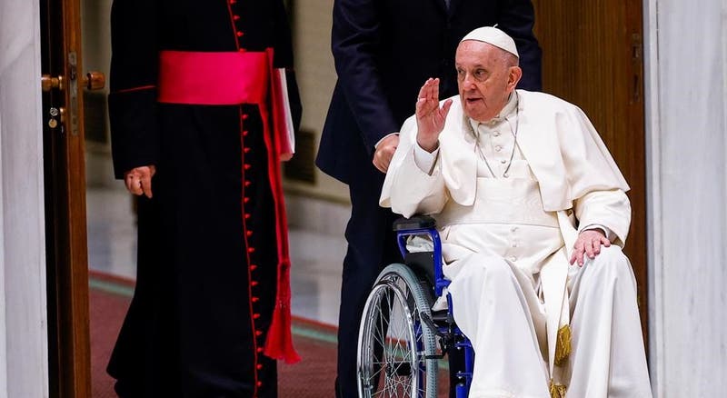 Papa lamenta cancelamento da viagem a África devido a dores no joelho
