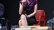 Imagem de Sofi Oksanen em entrevista