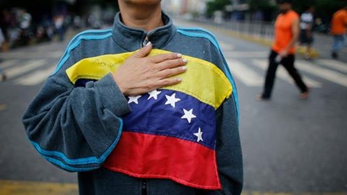 Manifestantes pró e contra regime manifestam-se nas ruas de Caracas